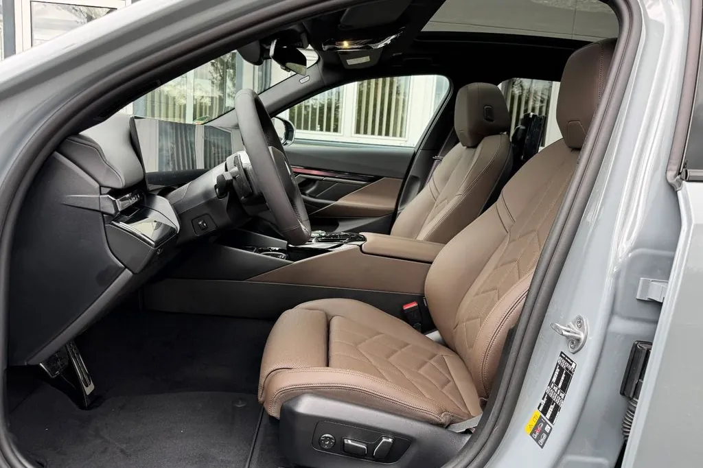 Надёжный BMW 530e M 2025 2.0 л 295 л.с Гибрид с двигателем 2,0 л, Серый, пробег 4 103 км, Автомат, поставка из Германия