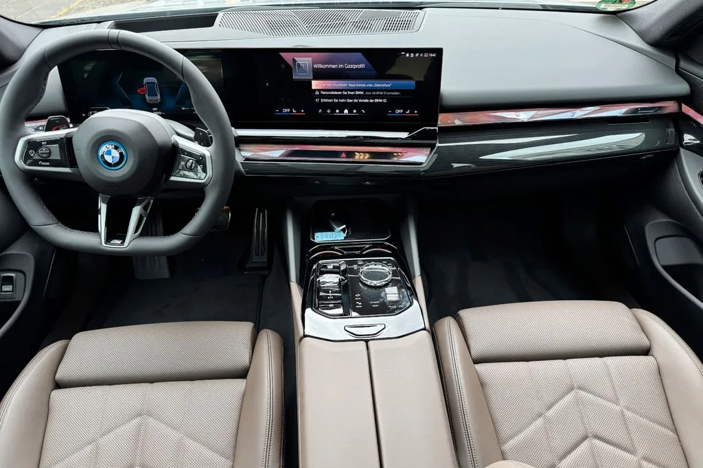 Заказать BMW 530e M 2025 2.0 л 295 л.с Гибрид, Серый, Задний привод, Автомат — поставка из Германия, доставка по России и СНГ