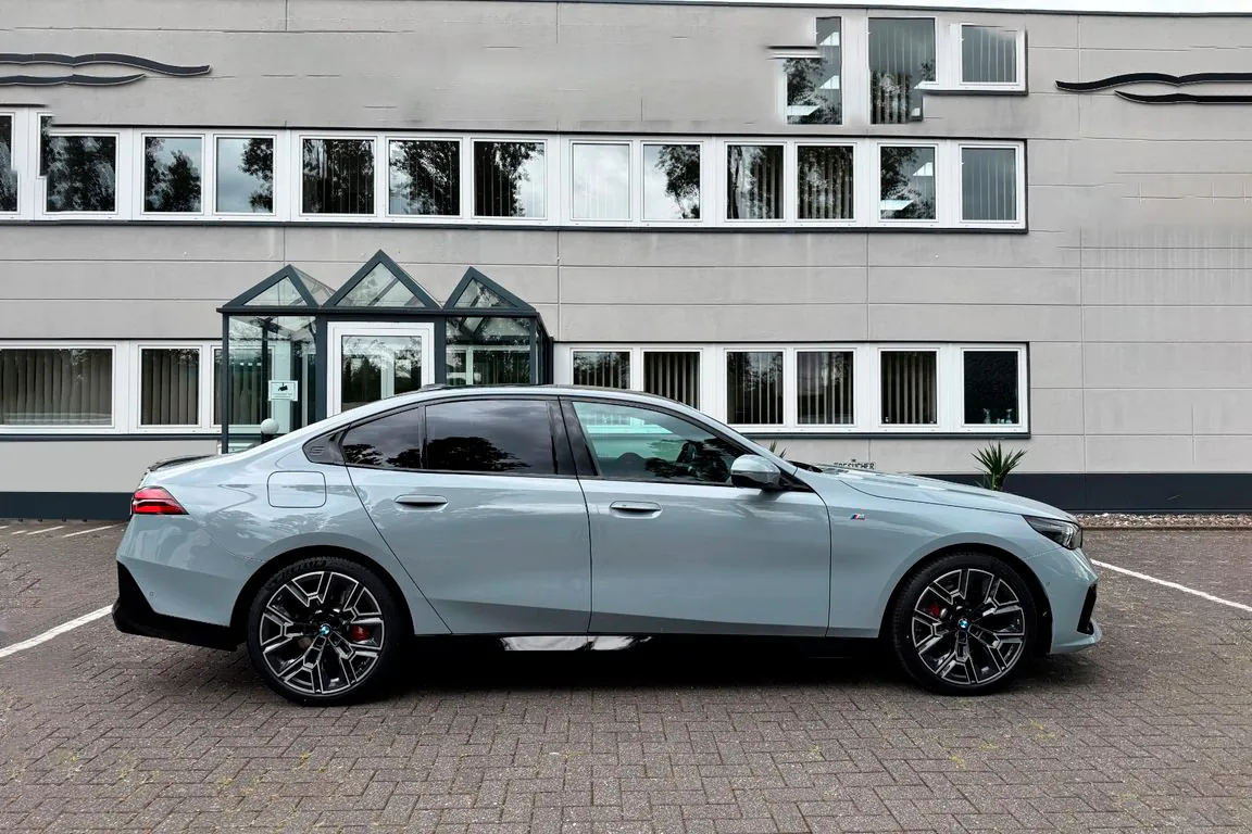 Заказать BMW 530e M 2025 2.0 л 295 л.с Гибрид с пробегом 4 103 км, Автомат, Задний привод, цвет Серый, поставка из Германия, доставка по РФ