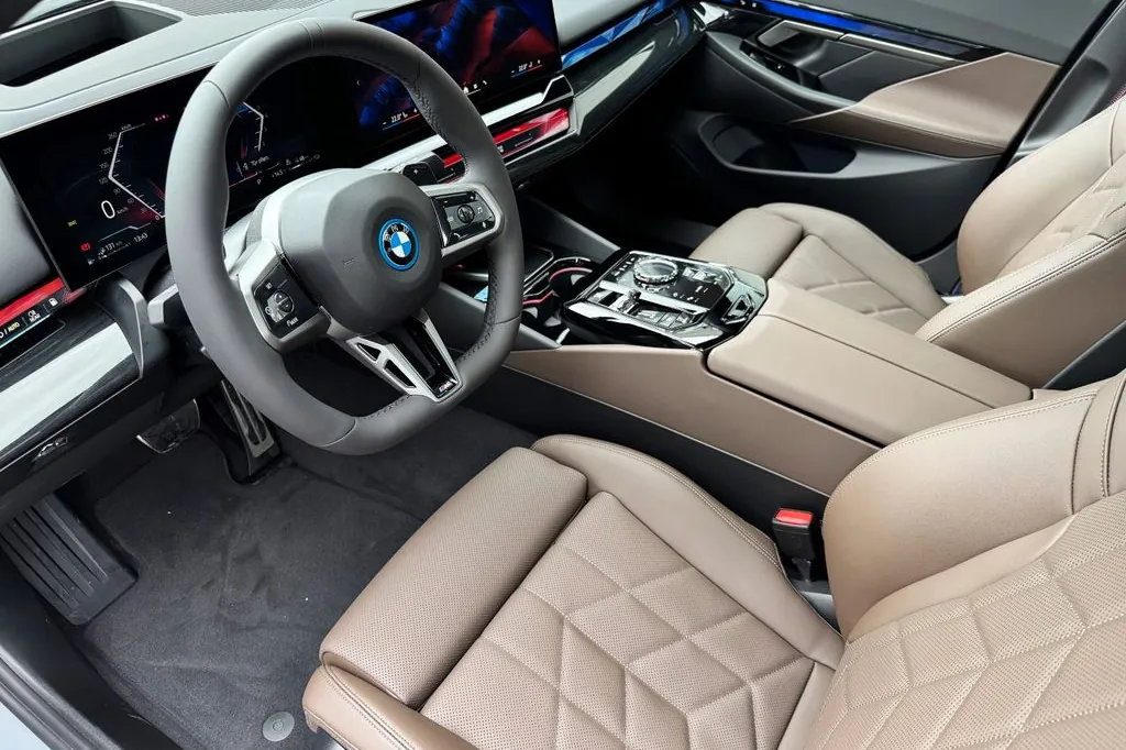 Автомобиль BMW 530e M 2025 2.0 л 295 л.с Гибрид, Серый, пробег 4 103 км, производство — Германия, доставка по РФ