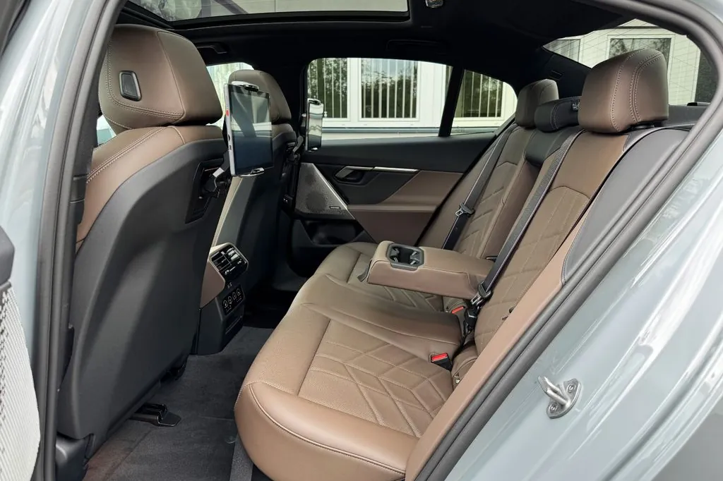 BMW 530e M 2025 2.0 л 295 л.с Гибрид, пробег 4 103 км, цвет кузова Серый, тип трансмиссии Автомат, привод Задний привод, из Германия