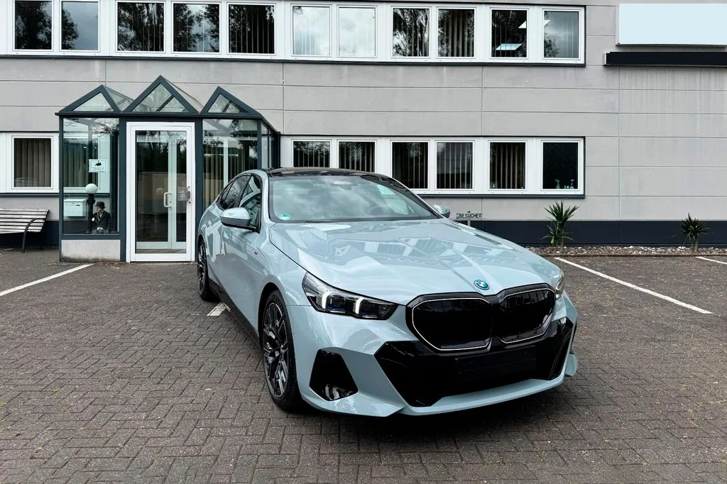 BMW 530e M 2025 2.0 л 295 л.с Гибрид, новый авто, Задний привод, Автомат, цвет Серый, страна-производитель — Германия