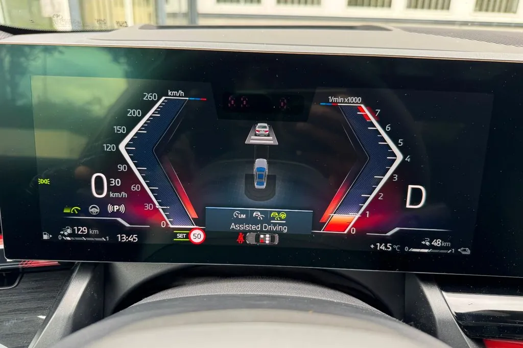 Новый BMW 530e M 2025 2.0 л 295 л.с Гибрид в кузове Серый, коробка — Автомат, привод — Задний привод, страна производства — Германия