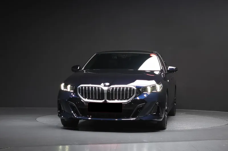BMW 530i xDrive M Sport 2025 2.0 л 258 л.с Бензин, новый авто, Полный привод, Автомат, цвет Синий, страна-производитель — Германия 5 Series 530i xDrive M Sport — фото 2