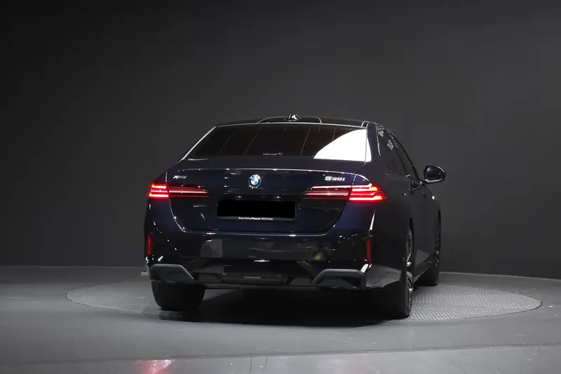Заказать BMW 530i xDrive M Sport 2025 2.0 л 258 л.с Бензин с пробегом 5 611 км, Автомат, Полный привод, цвет Синий, поставка из Германия, доставка по РФ 5 Series 530i xDrive M Sport — фото 3