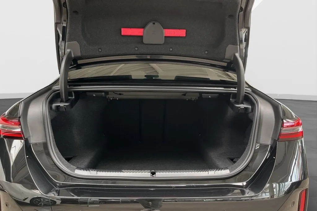 Доставка по РФ: BMW 540d xDrive L 2025 3.0 л 340 л.с Дизель, Белый, пробег 25 457 км, Полный привод, Автомат, осмотр возможен в Москве