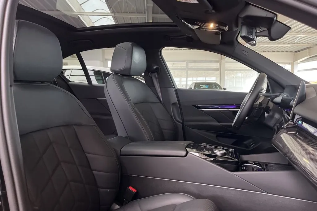 Купить BMW 540d xDrive L 2025 3.0 л 340 л.с Дизель с минимальным пробегом 25 457 км, Белый, доставим из Германия в любой город РФ