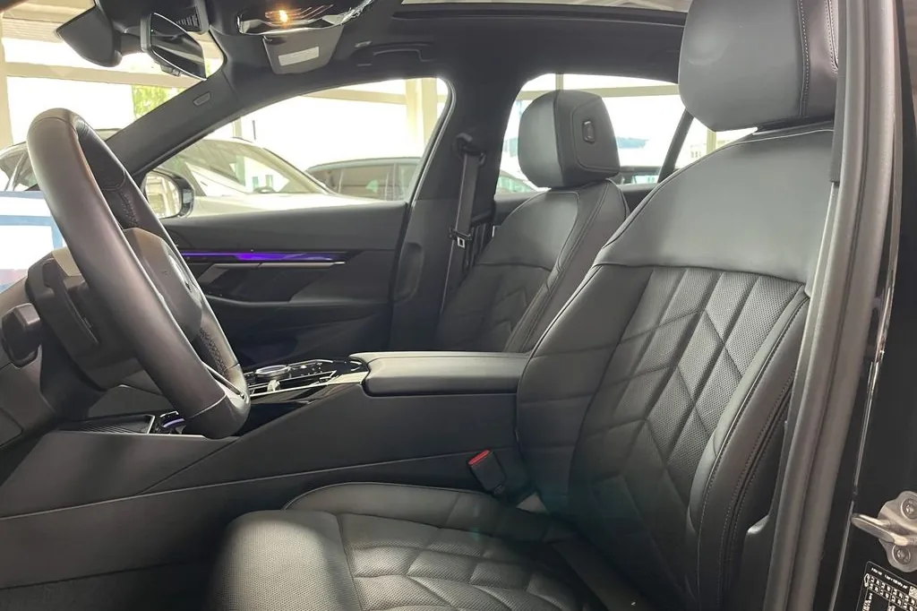 Автомобиль BMW 540d xDrive L 2025 3.0 л 340 л.с Дизель, Белый, пробег 25 457 км, производство — Германия, доставка по РФ