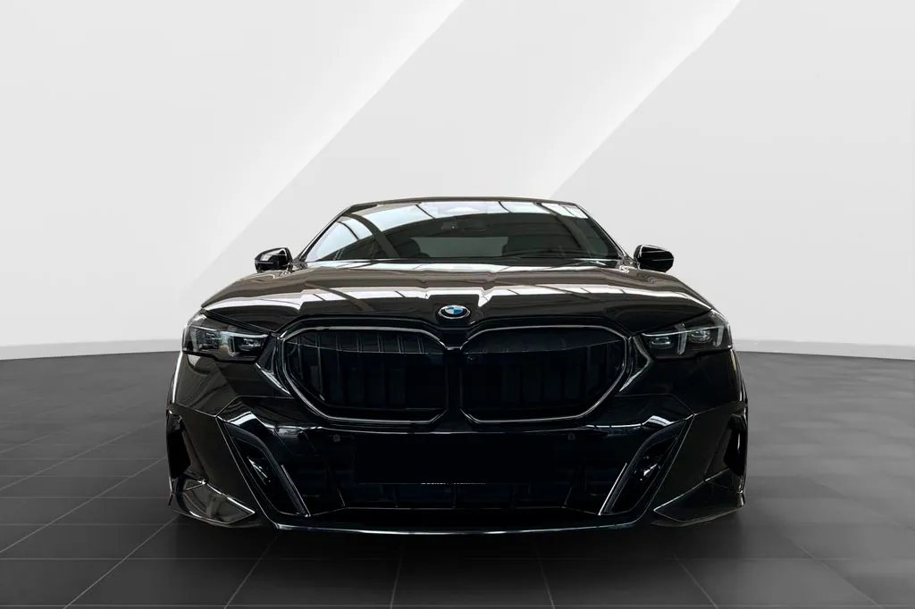 Заказать BMW 540d xDrive L 2025 3.0 л 340 л.с Дизель с пробегом 25 457 км, Автомат, Полный привод, цвет Белый, поставка из Германия, доставка по РФ