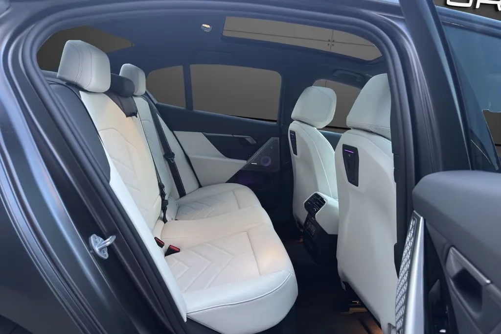 BMW 540d xDrive M 2025 3.0 л 299 л.с Дизель, пробег 6 000 км, цвет кузова Серый, тип трансмиссии Автомат, привод Полный привод, из Германия