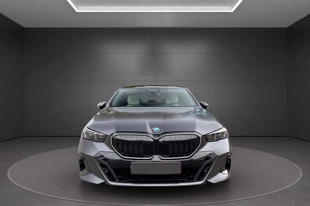 Заказать BMW 540d xDrive M 2025 3.0 л 299 л.с Дизель с пробегом 6 000 км, Автомат, Полный привод, цвет Серый, поставка из Германия, доставка по РФ