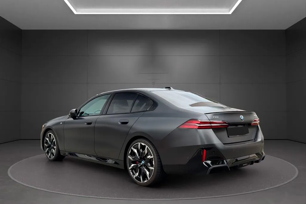 Новый BMW 540d xDrive M 2025 3.0 л 299 л.с Дизель: Полный привод, Серый, коробка — Автомат, привезён из Германия, доставка по регионам