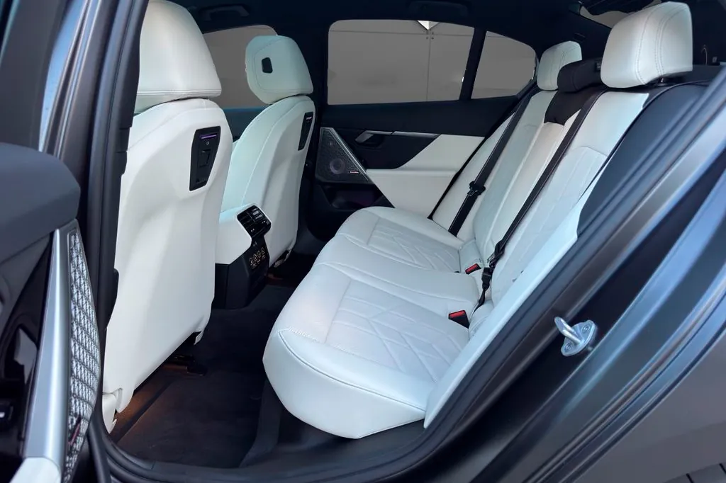 Надёжный BMW 540d xDrive M 2025 3.0 л 299 л.с Дизель с двигателем 3,0 л, Серый, пробег 6 000 км, Автомат, поставка из Германия