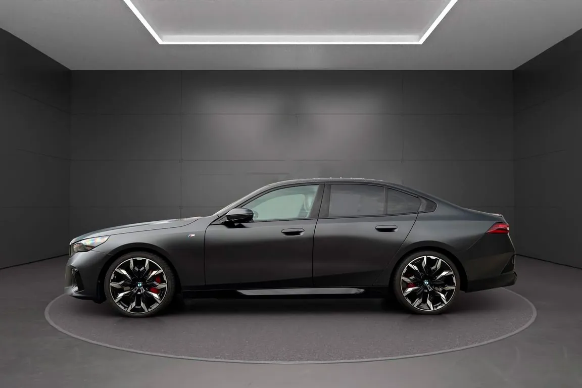 Выбор покупателей — BMW 540d xDrive M 2025 3.0 л 299 л.с Дизель, пробег 6 000 км, Серый, привезён из Германия, доставка по РФ