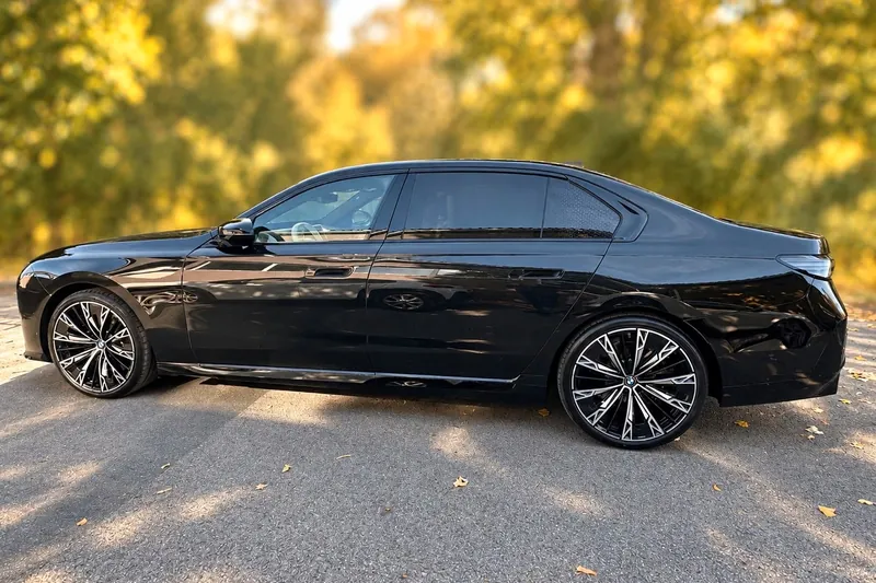 Заказать BMW 7 Series 740 xDrive M Sport Pro 2026 3.0 л 400 л.с Бензин с пробегом 50 км, Автомат, Полный привод, цвет Чёрный, поставка из Германия, доставка по РФ 7 Series 740 xDrive M Sport Pro - фото 3
