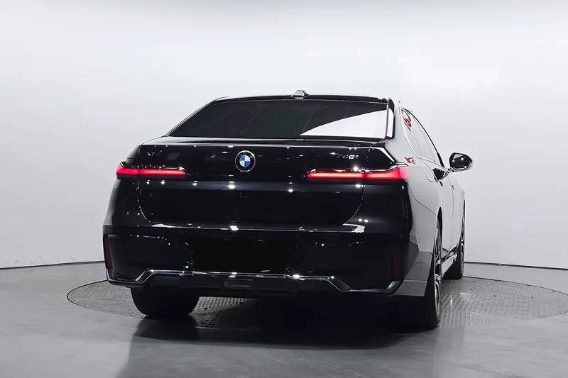 Заказать BMW 7 Series 740i xDrive M Sport 2026 3.0 л 381 л.с Бензин с пробегом 4 124 км, Автомат, Полный привод, цвет Чёрный, поставка из Корея, доставка по РФ 7 Series 740i xDrive M Sport - фото 3