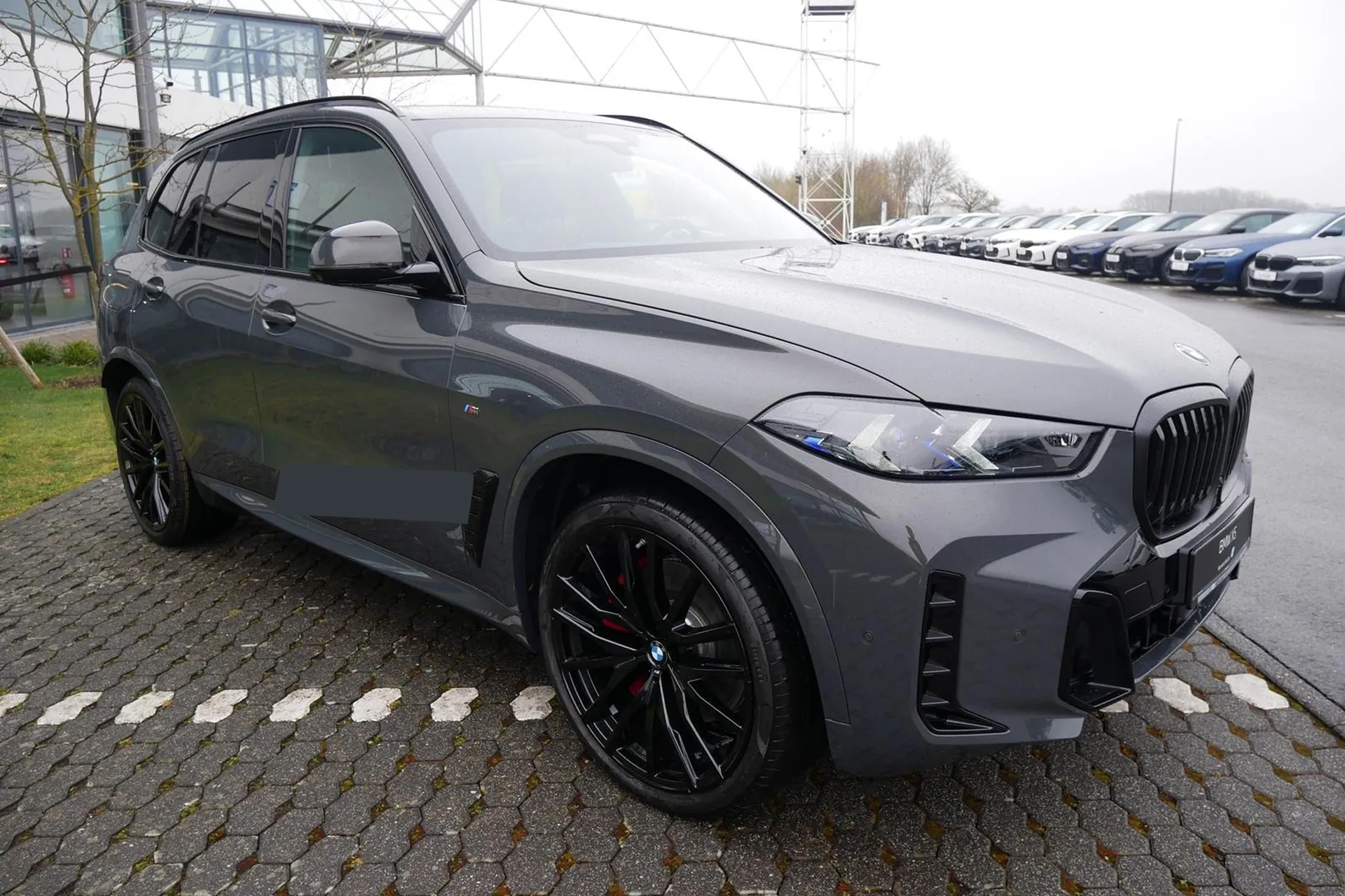 Заказать BMW BMW X5 40d xDrive M Sport 2026 3.0 л 352 л.с Дизель с пробегом 10 км, Автомат, Полный привод, цвет Серый, поставка из Германия, доставка по РФ