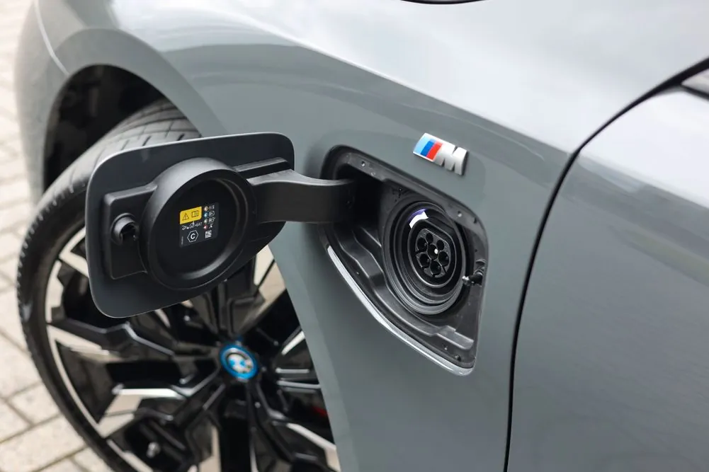 Выбор покупателей — BMW Cерии-5 2025 3.0 л 489 л.с Гибрид, пробег 9 107 км, Серый, привезён из Германия, доставка по РФ