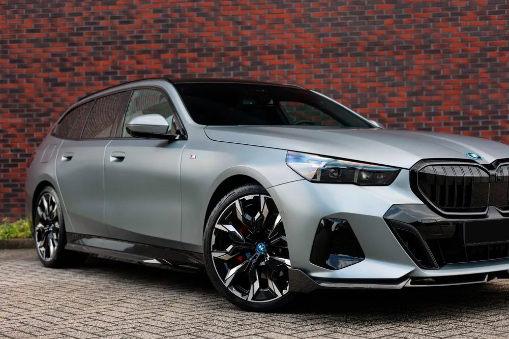 Заказать BMW Cерии-5 2025 3.0 л 489 л.с Гибрид с пробегом 9 107 км, Автомат, Полный привод, цвет Серый, поставка из Германия, доставка по РФ