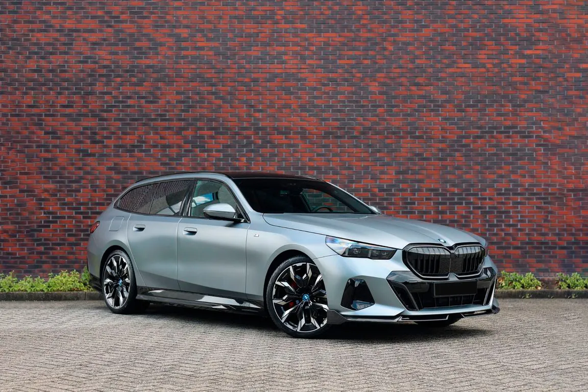 BMW Cерии-5 2025 3.0 л 489 л.с Гибрид, новый авто, Полный привод, Автомат, цвет Серый, страна-производитель — Германия