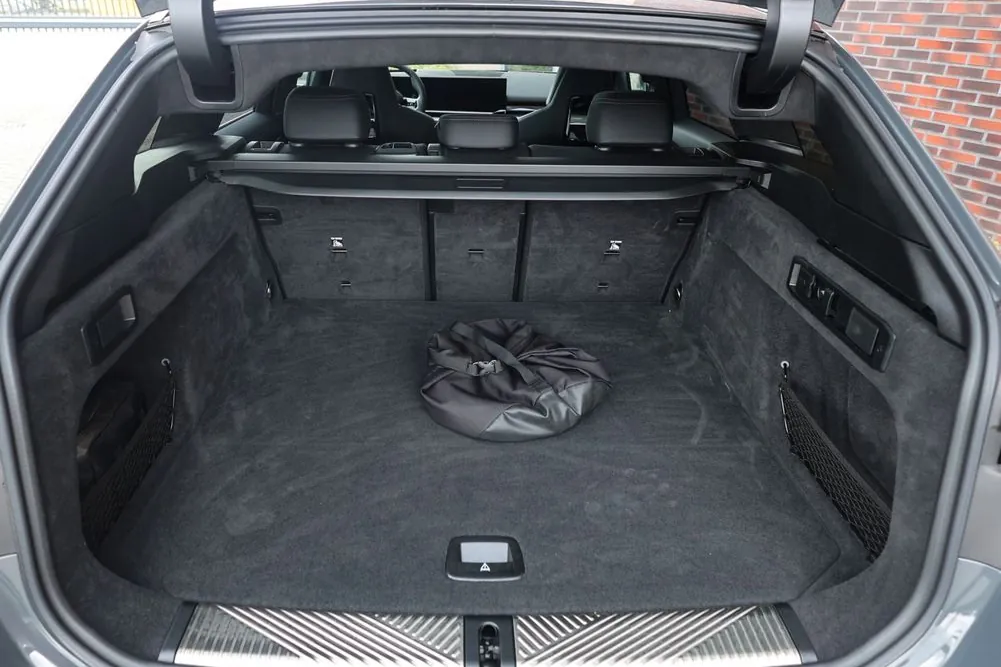 Доступен к заказу BMW Cерии-5 2025 3.0 л 489 л.с Гибрид: Серый, коробка Автомат, привод Полный привод, осмотр и тест-драйв в Москве