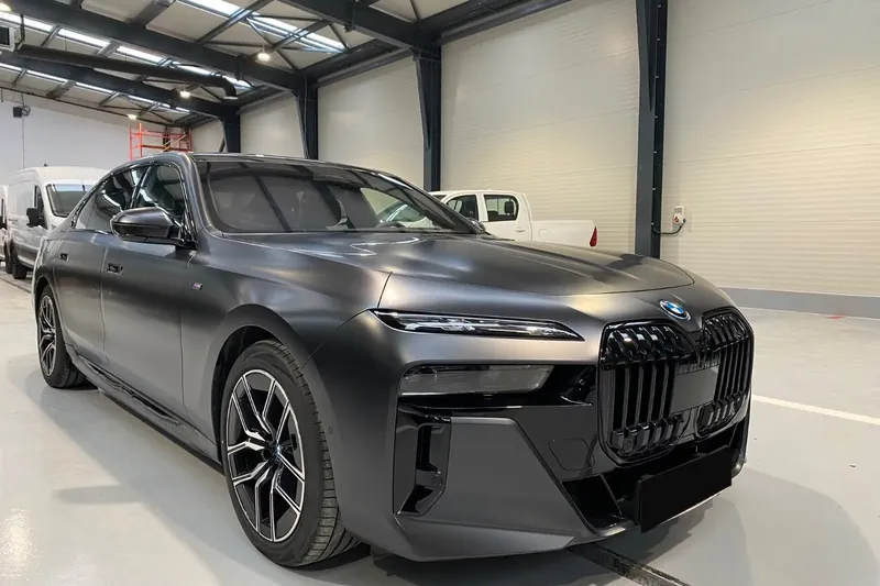 Заказать BMW i7 xDrive 60 Limousine (BMW Individual) 2026 0.0 л 544 л.с Электричество с пробегом 18 км, Автомат, Полный привод, цвет Серый, поставка из Румыния, доставка по РФ i7 xDrive 60 Limousine (BMW Individual) - фото 3