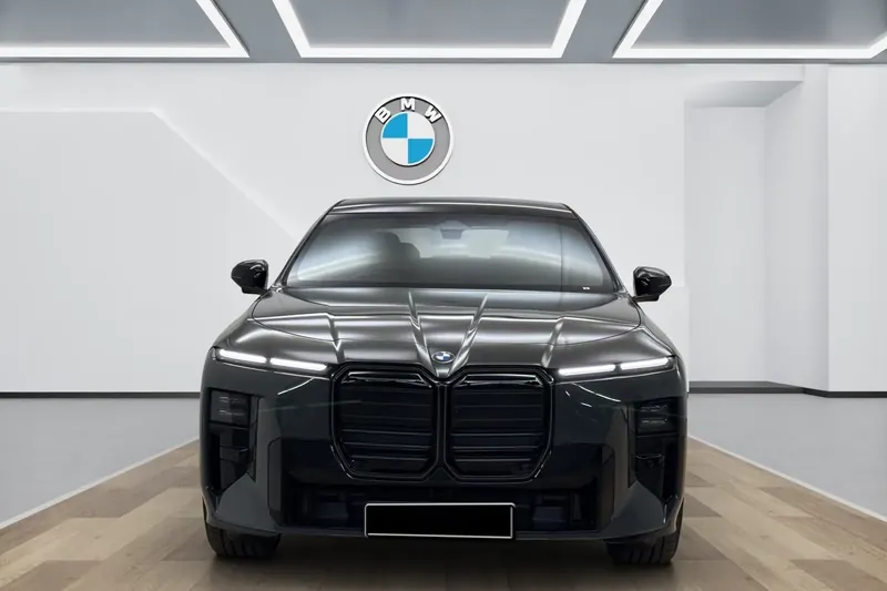 BMW i7 60 xDrive M Sport Pro 2026 0.0 л 544 л.с Электричество, новый авто, Полный привод, Автомат, цвет Серый, страна-производитель — Германия i7 60 xDrive M Sport Pro - фото 2