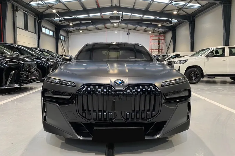 BMW i7 xDrive 60 Limousine (BMW Individual) 2026 0.0 л 544 л.с Электричество, новый авто, Полный привод, Автомат, цвет Серый, страна-производитель — Румыния i7 xDrive 60 Limousine (BMW Individual) - фото 2
