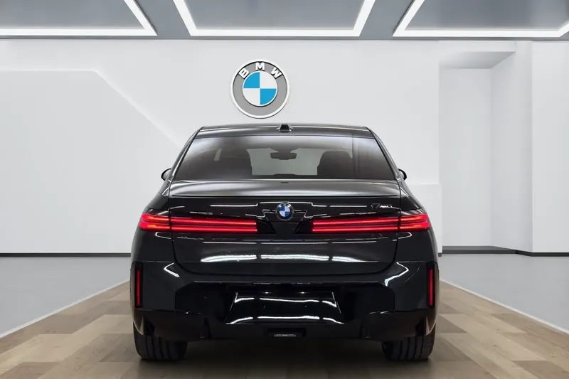 Заказать BMW i7 60 xDrive M Sport Pro 2026 0.0 л 544 л.с Электричество с пробегом 5 км, Автомат, Полный привод, цвет Серый, поставка из Германия, доставка по РФ i7 60 xDrive M Sport Pro - фото 3