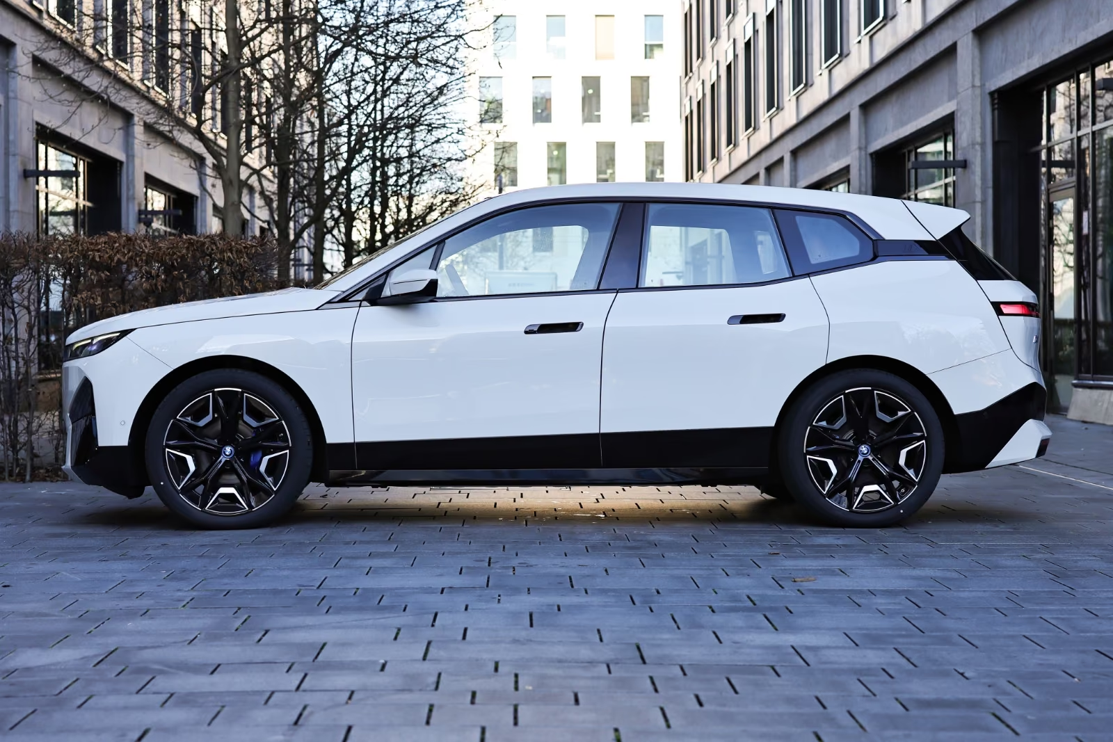 Заказать BMW iX xDrive 40 Sport 2026 0.0 л 326 л.с Электричество с пробегом 50 км, Автомат, Полный привод, цвет Белый, поставка из Германия, доставка по РФ iX xDrive 40 Sport - фото 3