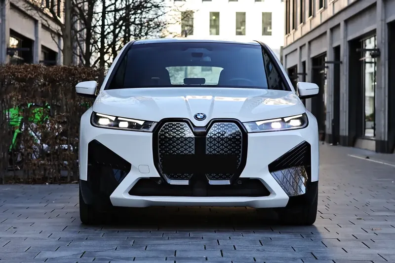 BMW iX xDrive 40 Sport 2026 0.0 л 326 л.с Электричество, новый авто, Полный привод, Автомат, цвет Белый, страна-производитель — Германия iX xDrive 40 Sport - фото 2