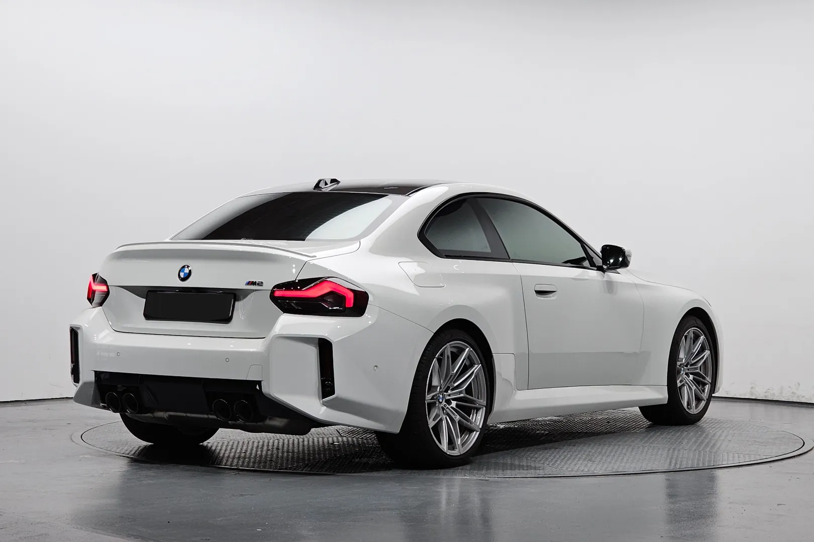 Заказать BMW M2 2025 3.0 л 460 л.с Бензин с пробегом 9 195 км, Автомат, Задний привод, цвет Белый, поставка из Германия, доставка по РФ