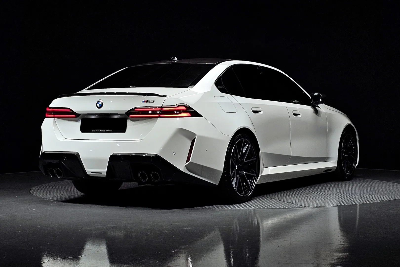 Заказать BMW M5 Sedan 2025 4.4 л 727 л.с Гибрид с пробегом 5 370 км, Автомат, Полный привод, цвет Белый, поставка из Германия, доставка по РФ