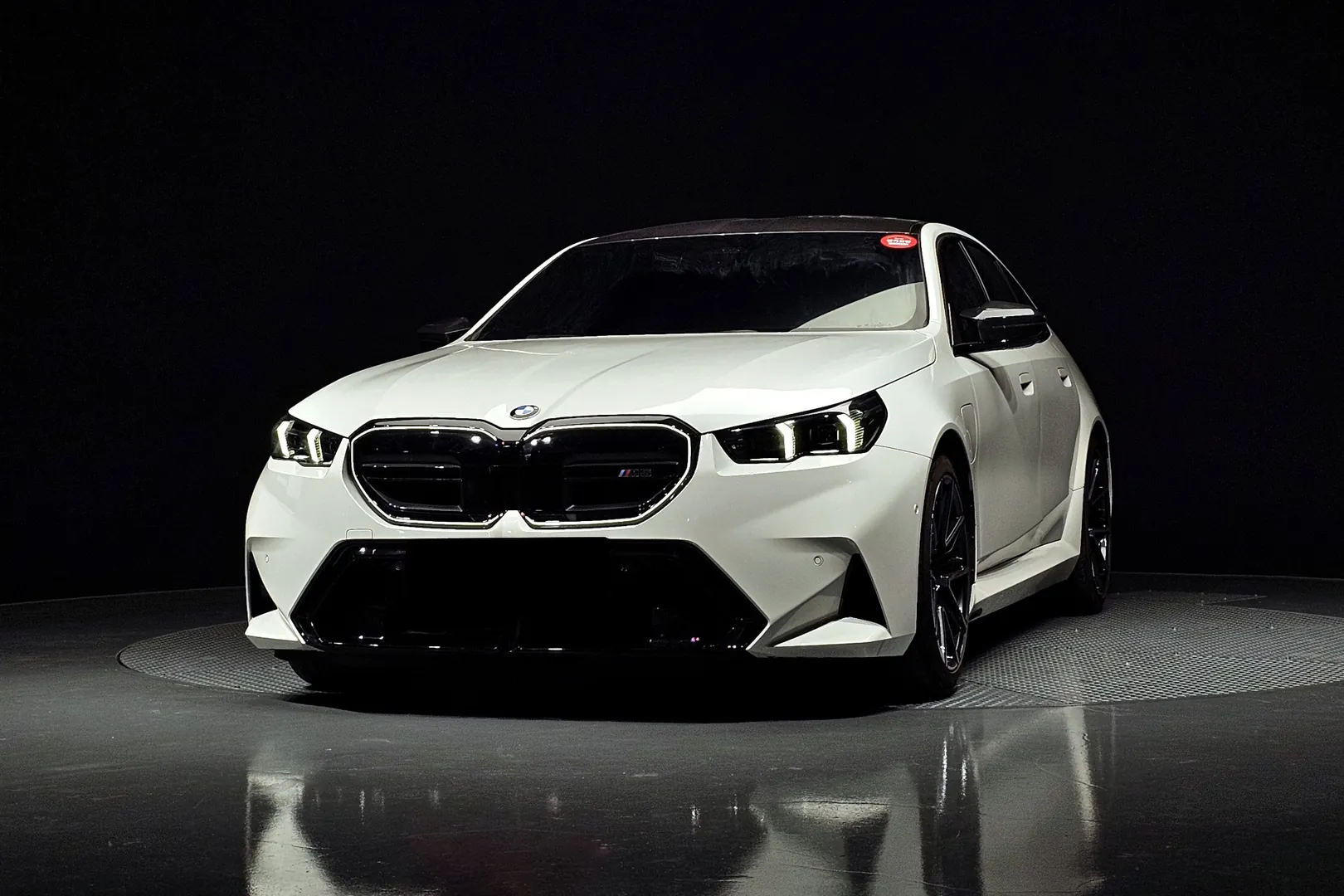 BMW M5 Sedan 2025 4.4 л 727 л.с Гибрид, новый авто, Полный привод, Автомат, цвет Белый, страна-производитель — Германия