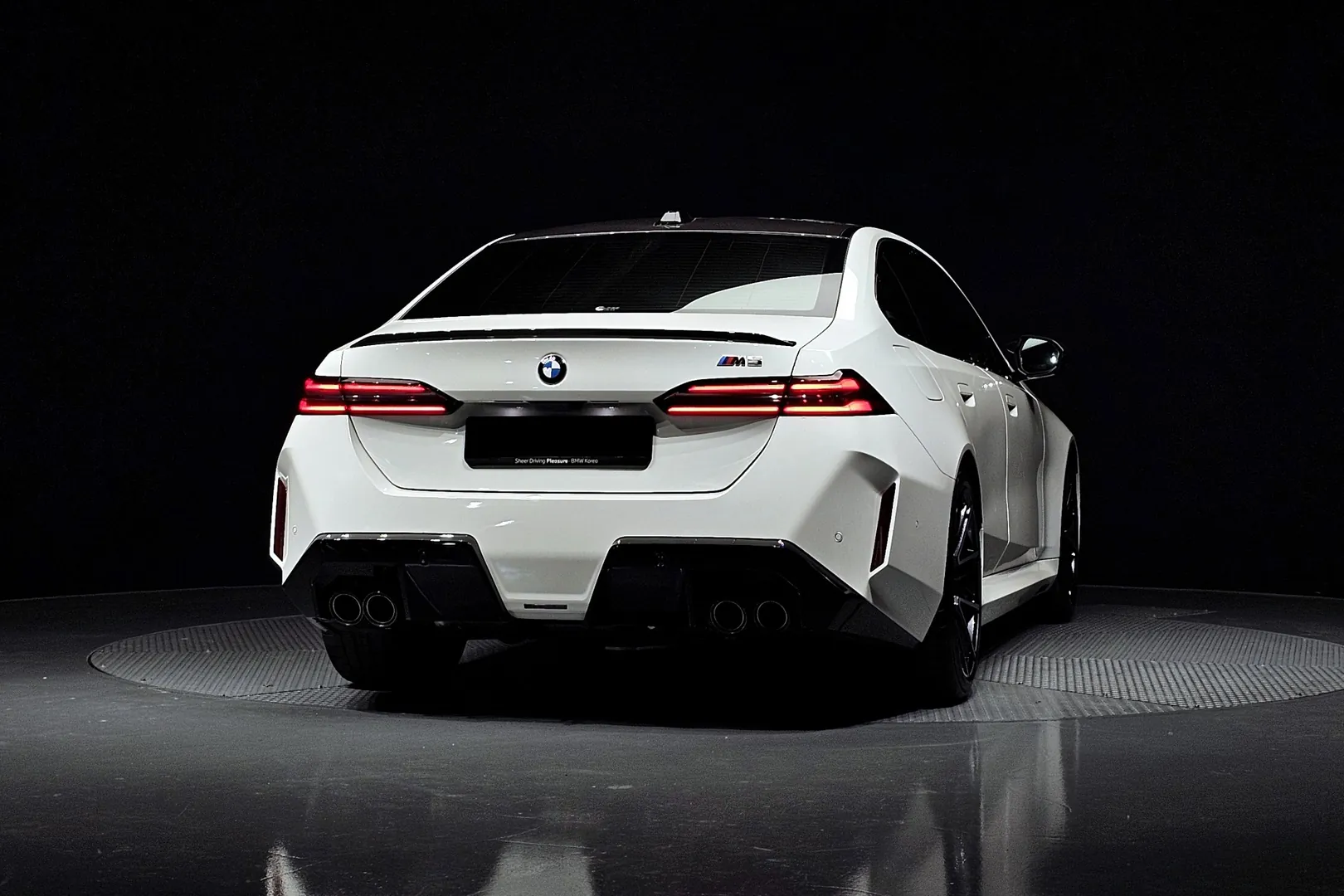 Купить BMW M5 Sedan 2025 4.4 л 727 л.с Гибрид, Белый, Автомат, Полный привод — авто из Германия, с доставкой по всей России