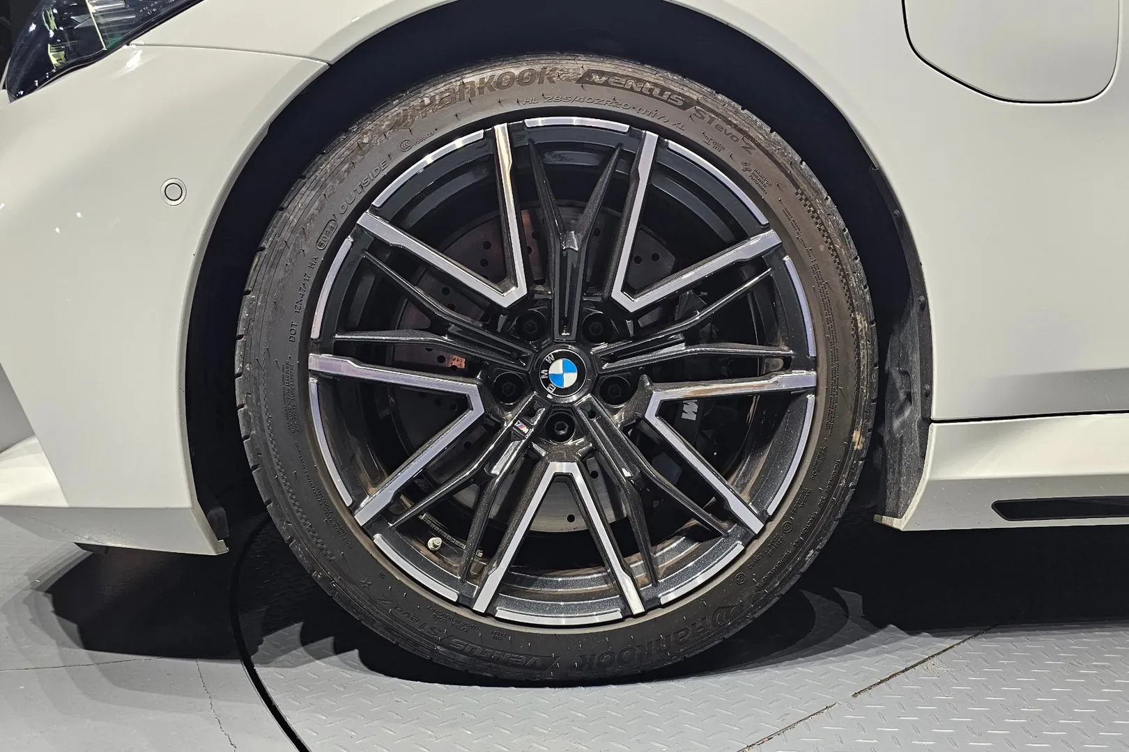 BMW M5 Sedan 2025 4.4 л 727 л.с Гибрид, пробег 5 370 км, цвет кузова Белый, тип трансмиссии Автомат, привод Полный привод, из Германия