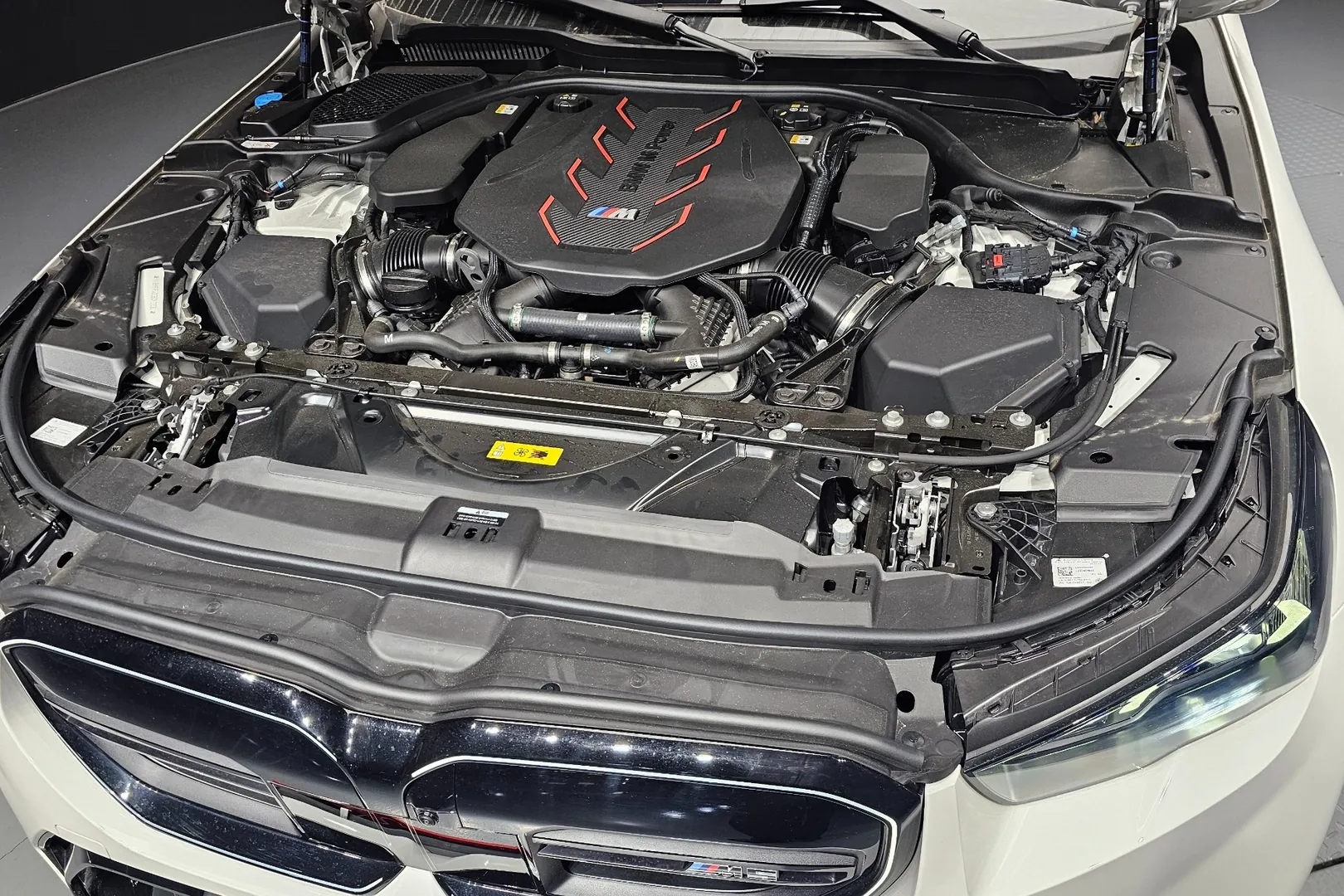 Доставка по РФ: BMW M5 Sedan 2025 4.4 л 727 л.с Гибрид, Белый, пробег 5 370 км, Полный привод, Автомат, осмотр возможен в Москве