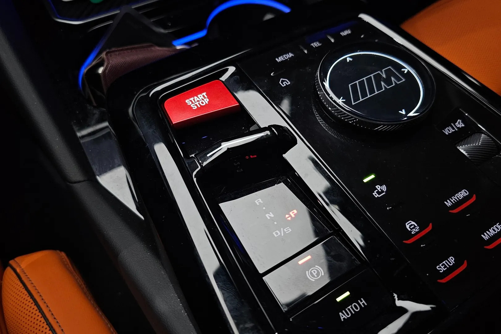 Автомобиль BMW M5 Sedan 2025 4.4 л 727 л.с Гибрид, Белый, пробег 5 370 км, производство — Германия, доставка по РФ