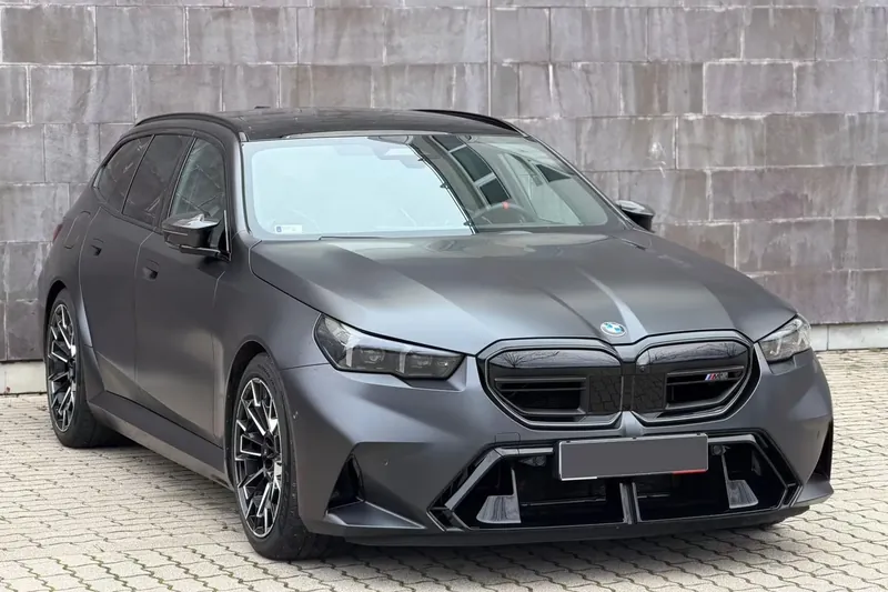 Заказать BMW M5 Touring 2025 4.4 л 585 л.с Гибрид с пробегом 4 050 км, Автомат, Полный привод, цвет Серый, поставка из Германия, доставка по РФ M5 Touring - фото 3