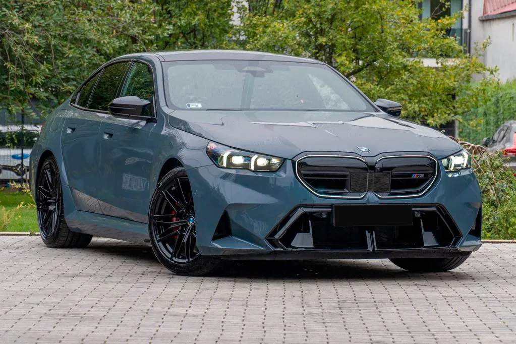 Заказать BMW M5 2025 4.4 л 585 л.с Гибрид с пробегом 9 900 км, Автомат, Полный привод, цвет Серый, поставка из Германия, доставка по РФ