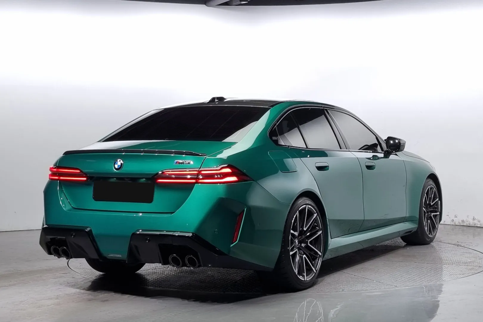 Заказать BMW M5 2025 4.4 л 585 л.с Гибрид с пробегом 4 705 км, Автомат, Полный привод, цвет Зелёный, поставка из Германия, доставка по РФ