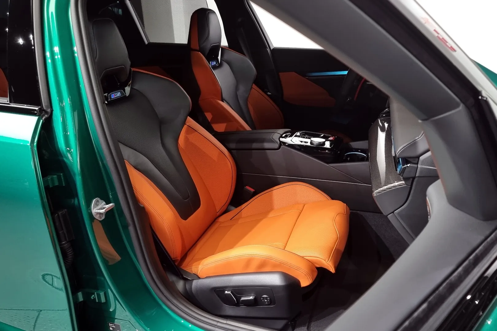 Купить BMW M5 2025 4.4 л 585 л.с Гибрид с минимальным пробегом 4 705 км, Зелёный, доставим из Германия в любой город РФ