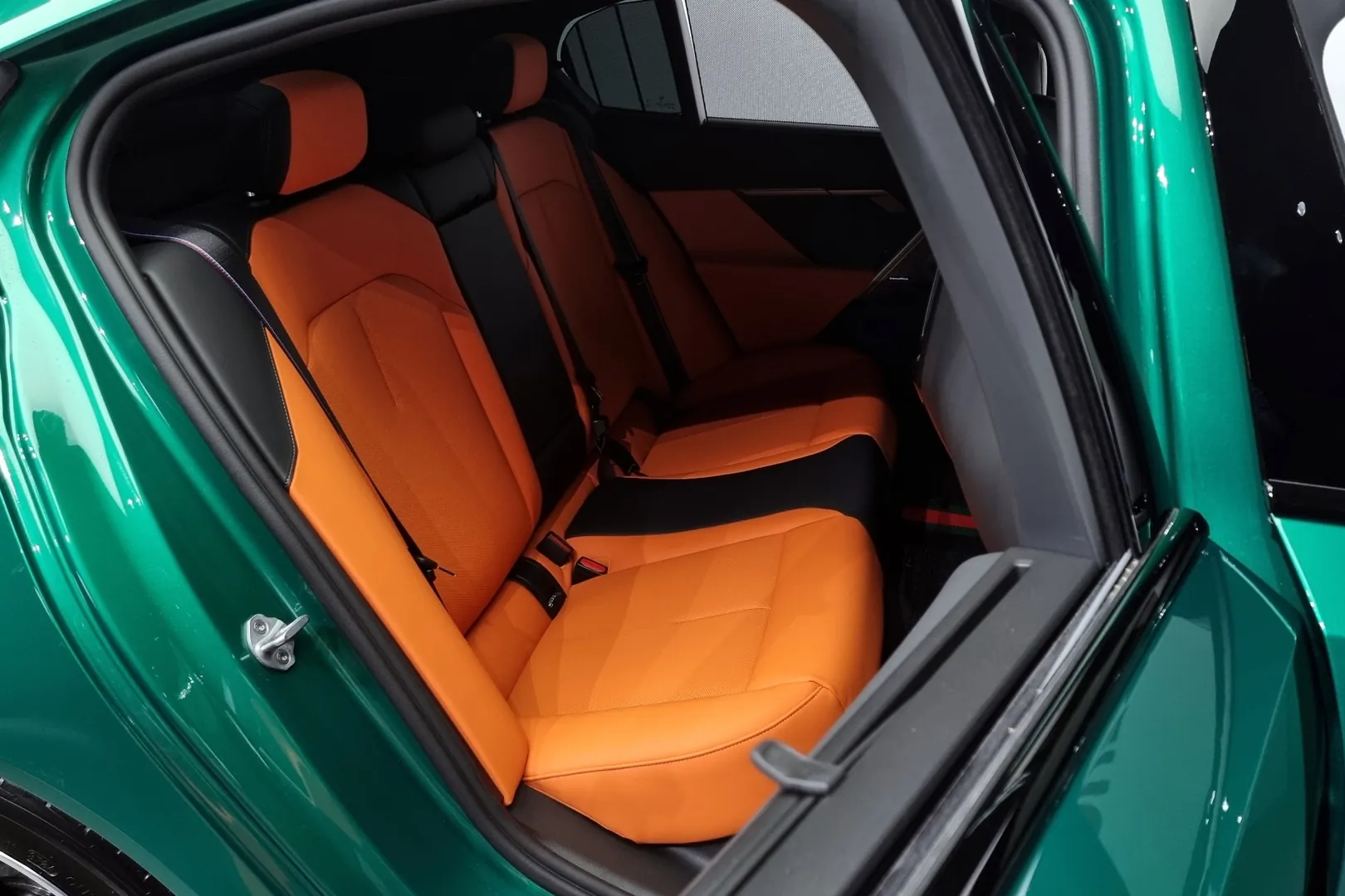 Оформить заказ на BMW M5 2025 4.4 л 585 л.с Гибрид, коробка: Автомат, привод: Полный привод, доставка по России, салон в Москве