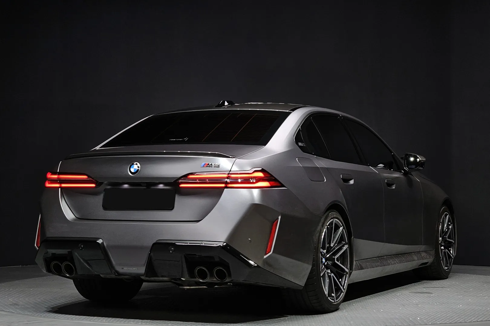 Заказать BMW M5 2025 4.4 л 585 л.с Гибрид с пробегом 5 141 км, Автомат, Полный привод, цвет Серый, поставка из Германия, доставка по РФ