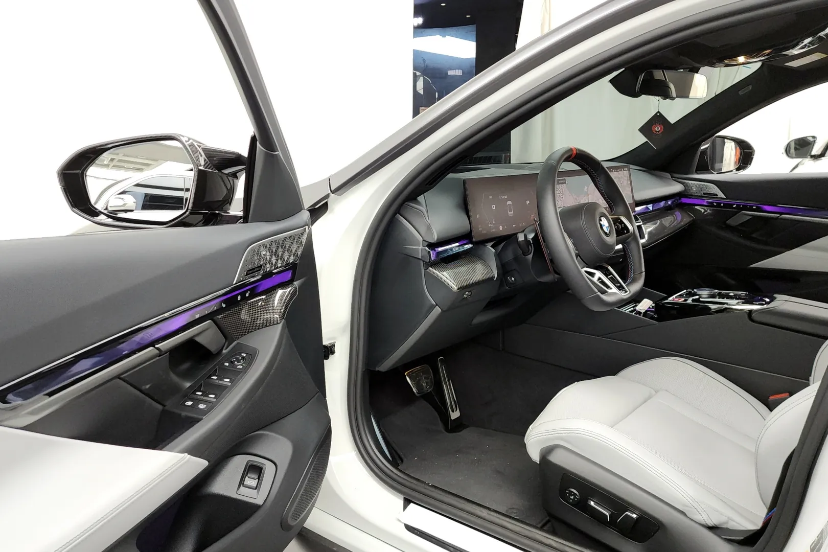 BMW M5 2025 4.4 л 585 л.с Гибрид, коробка Автомат, привод Полный привод, автомобиль из Германия, доставка по России