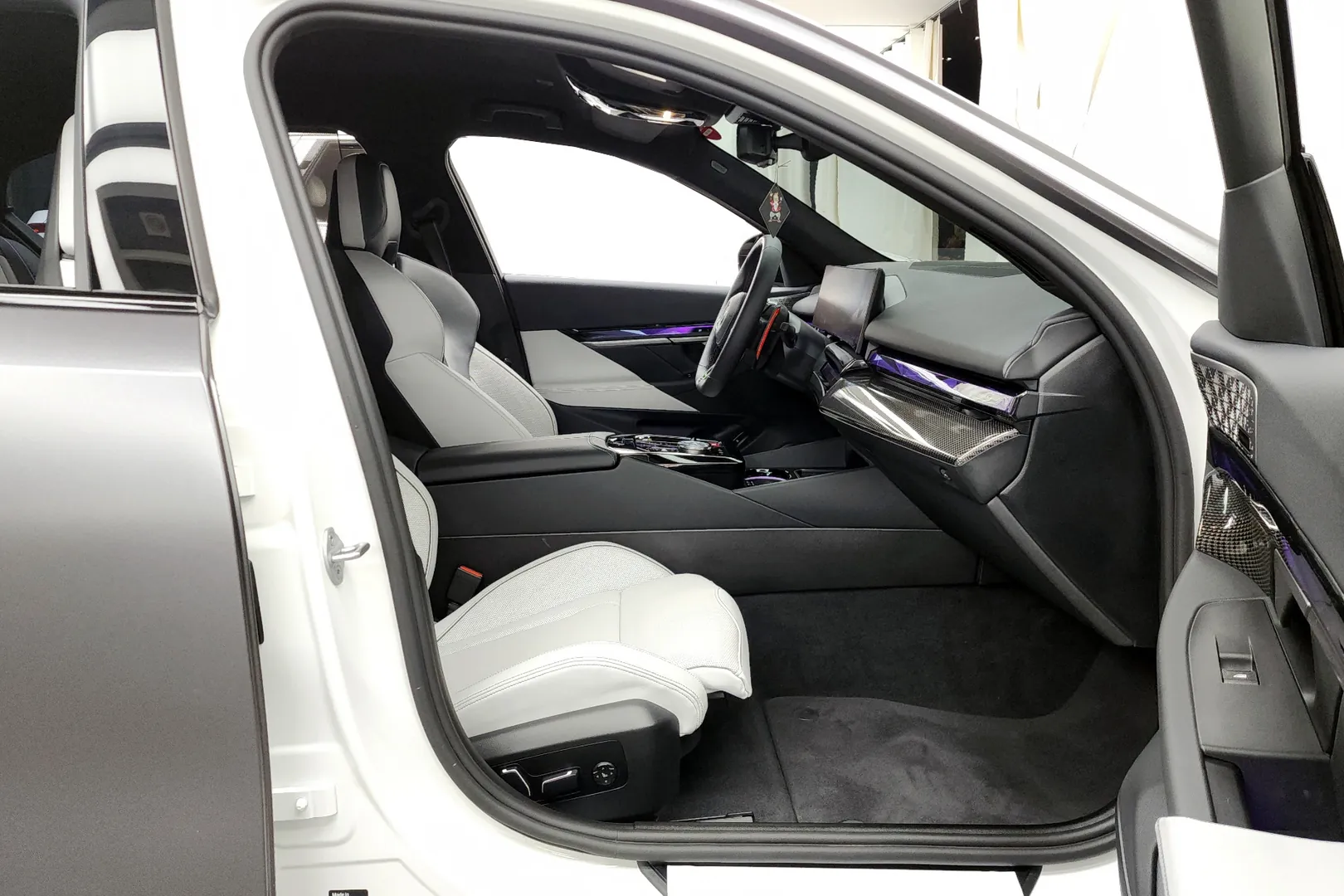 BMW M5 2025 4.4 л 585 л.с Гибрид в продаже: Серый, Автомат, Полный привод, страна-производитель — Германия, доставка по РФ