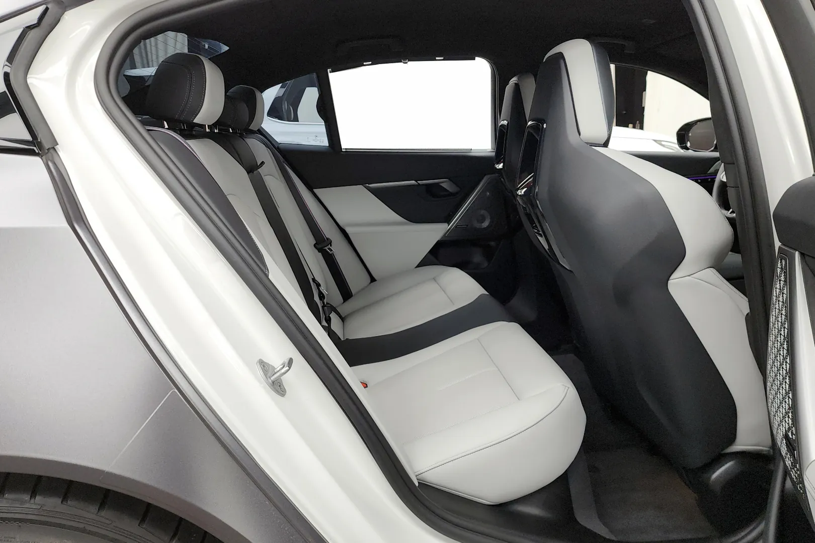 Новый BMW M5 2025 4.4 л 585 л.с Гибрид: Полный привод, Серый, коробка — Автомат, привезён из Германия, доставка по регионам