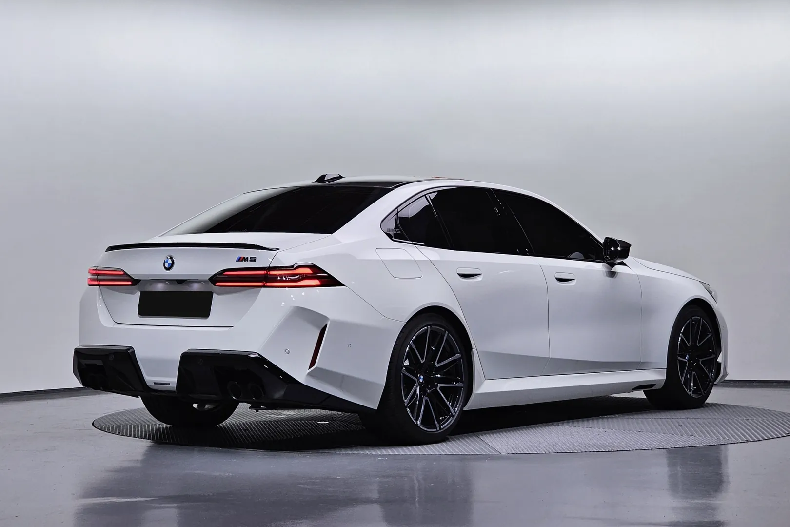 Заказать BMW M5 2025 4.4 л 585 л.с Гибрид с пробегом 11 269 км, Автомат, Полный привод, цвет Белый, поставка из Германия, доставка по РФ