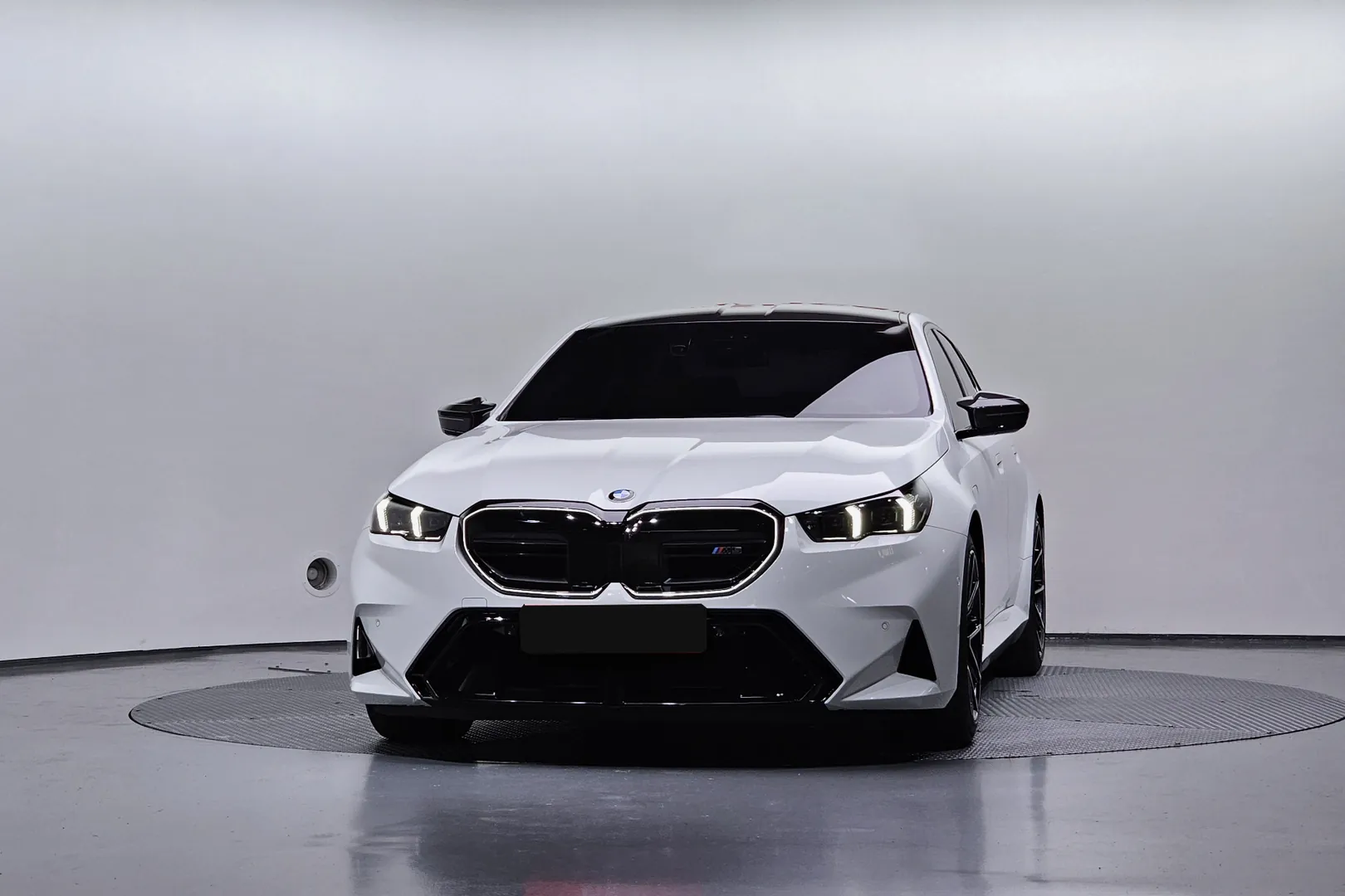 BMW M5 2025 4.4 л 585 л.с Гибрид, новый авто, Полный привод, Автомат, цвет Белый, страна-производитель — Германия