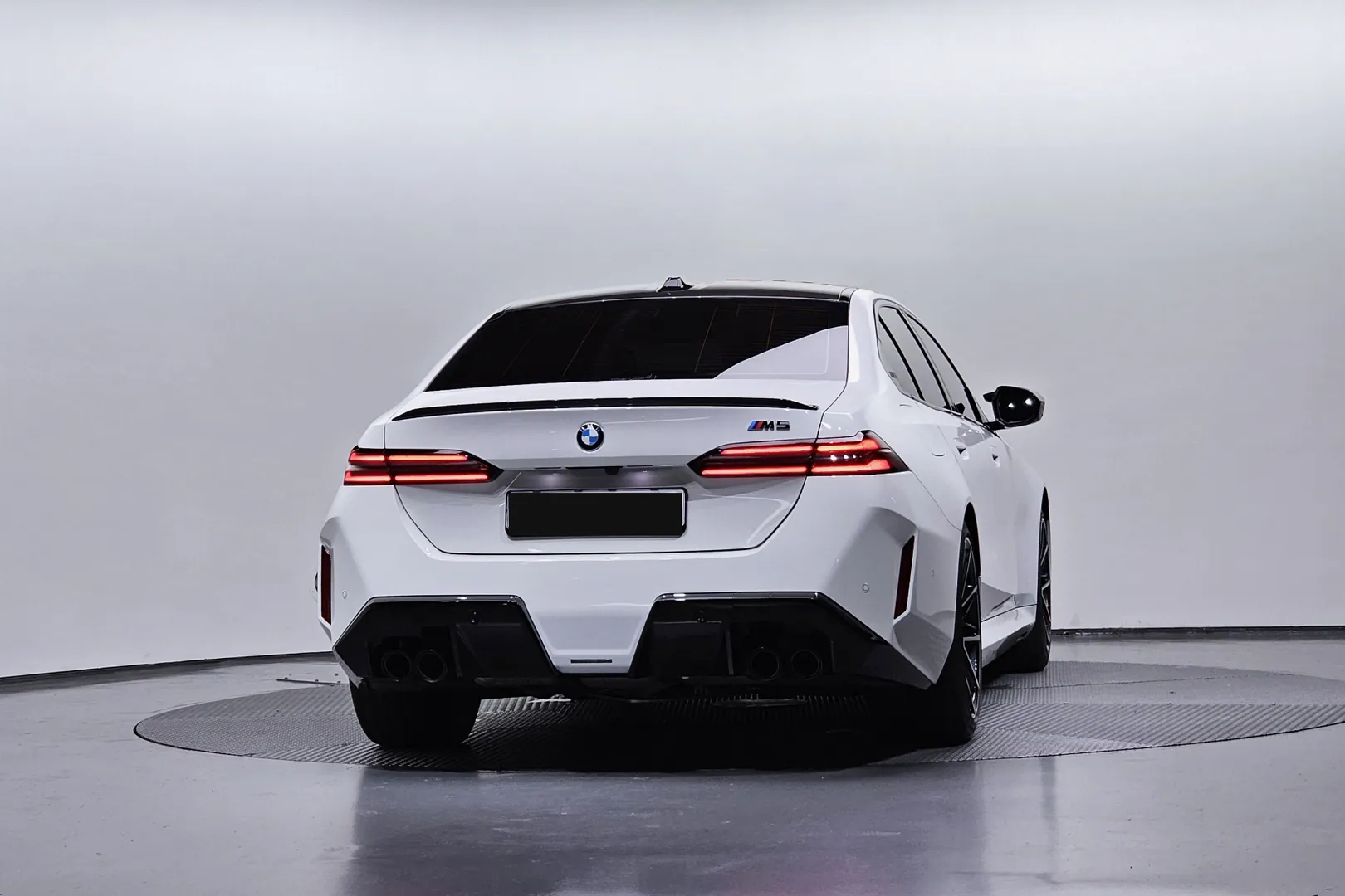 Купить BMW M5 2025 4.4 л 585 л.с Гибрид, Белый, Автомат, Полный привод — авто из Германия, с доставкой по всей России